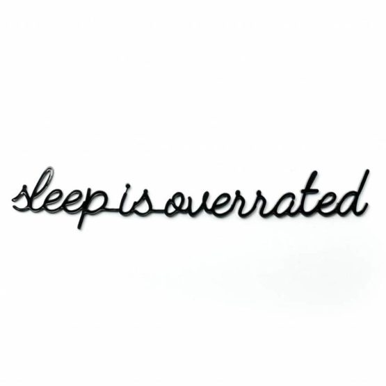 Sleep is overrated - Goegezegd - Muurdecoratie