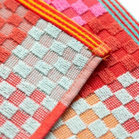 Gemaakt van textielresten zijn de kleurrijke ontwerpen van Foekje Fleur een lust voor het oog. Gemaakt van resten dus limited edition!