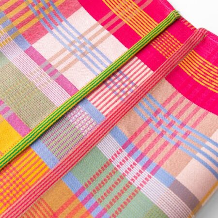Gemaakt van textielresten zijn de kleurrijke ontwerpen van Foekje Fleur een lust voor het oog. Gemaakt van resten dus limited edition!