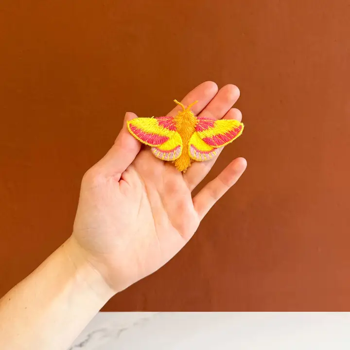 Botanopia - Broche Geborduurd - Rosy Maple Moth - Afbeelding 2