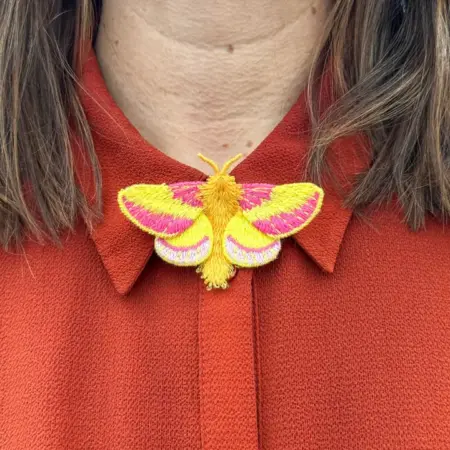 Botanopia - Broche Geborduurd - Rosy Maple Moth